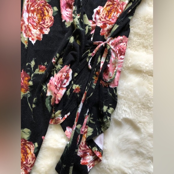 Sleeveless Tie Up Top - Picture 4 of 5